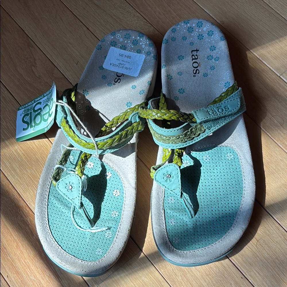 Taos Footwear Green Sandals Comfortable Contoured Footbed